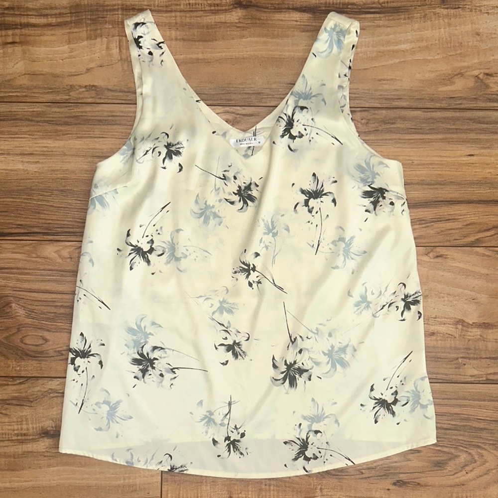 Ekouaer silky Cream Fitted Camisole Top with Floral pattern. Size M, NWOT